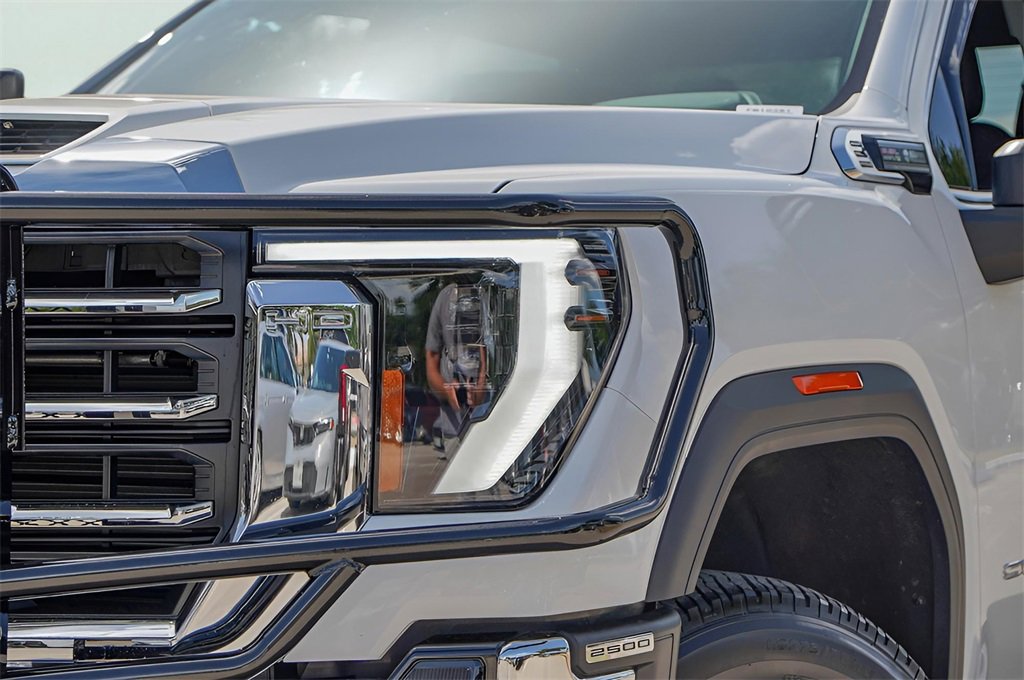 2025 Gmc Sierra 2500 HD SLE photo 3