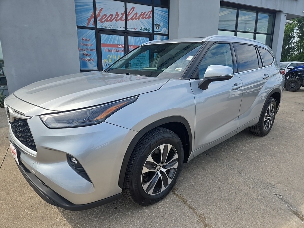 Used 2022 Toyota Highlander XLE with VIN 5TDGZRAH0NS113187 for sale in Kansas City