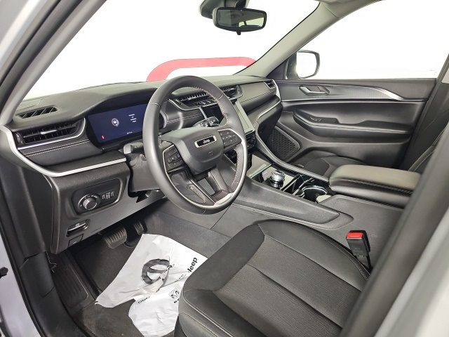 2023 Jeep Grand Cherokee Laredo Altitude photo 10