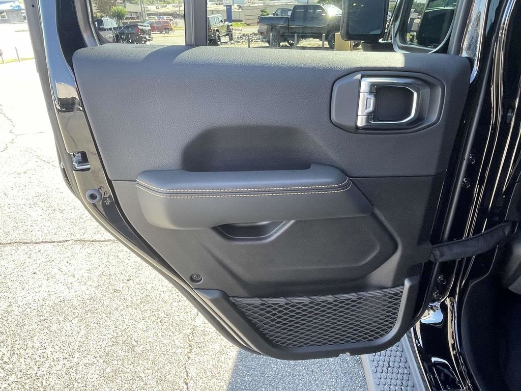 2025 Jeep Wrangler Sahara photo 19