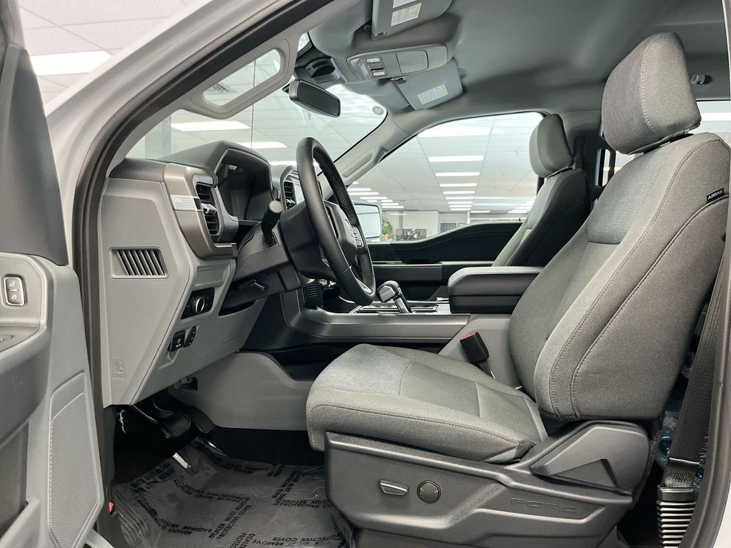 2025 Ford F-150 Lightning XLT photo 14