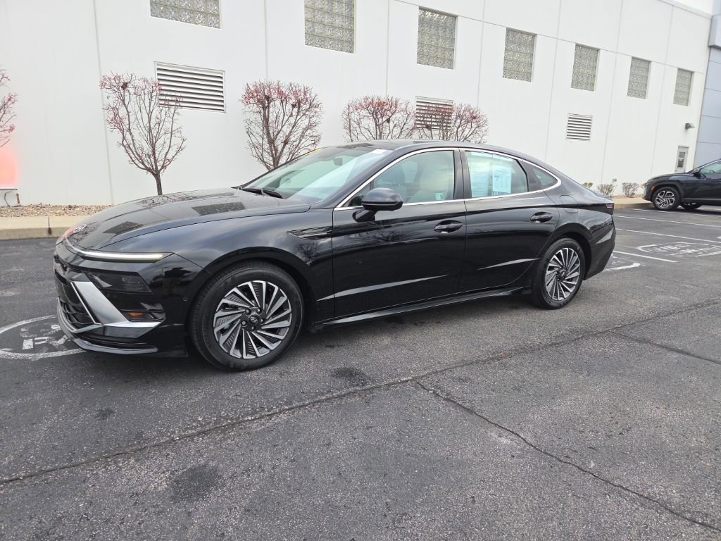 2025 Hyundai Sonata Hybrid Limited photo 2