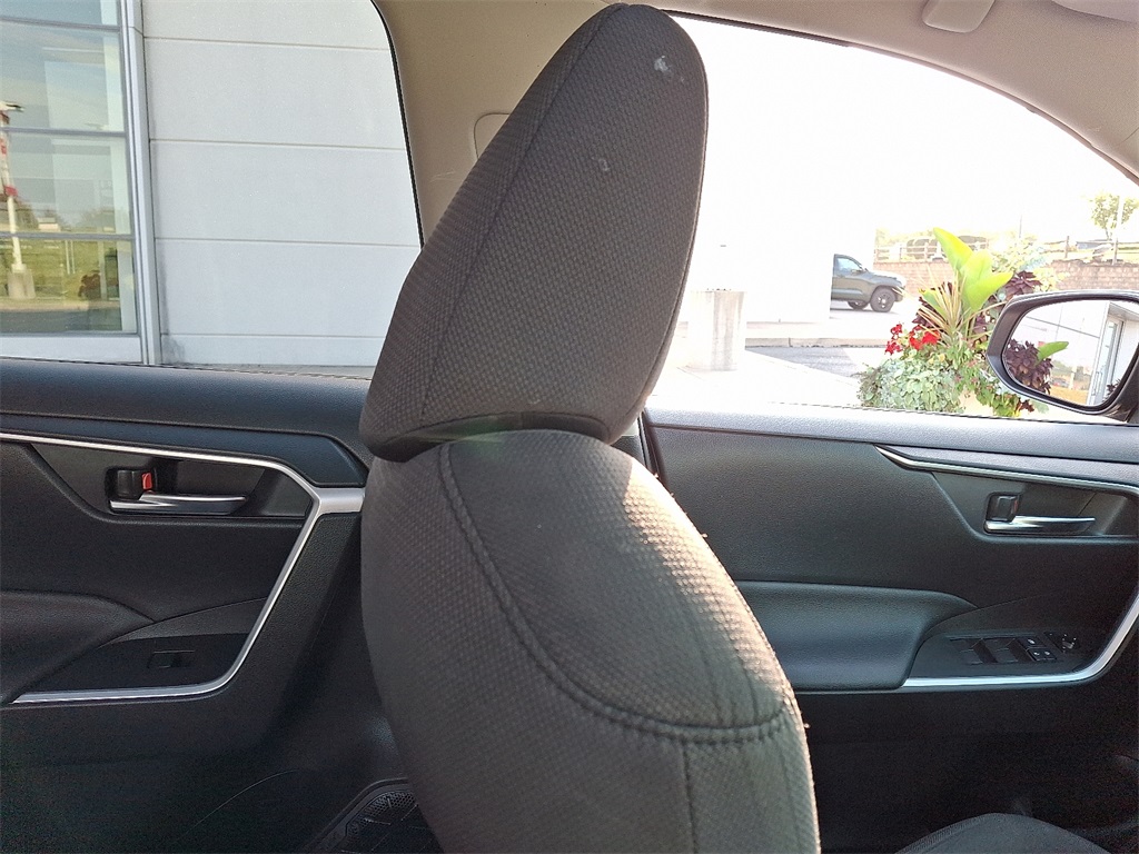 2019 Toyota RAV4 Hybrid XLE photo 12