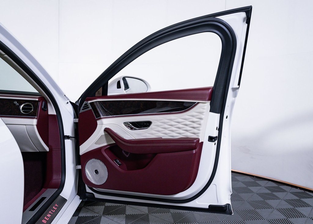 Used 2022 Glacier White Bentley V8 image 17