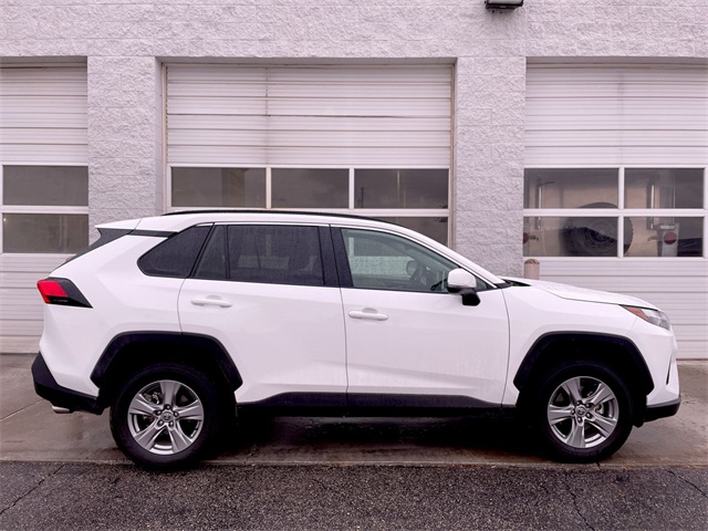 2025 Toyota RAV4 XLE's photo