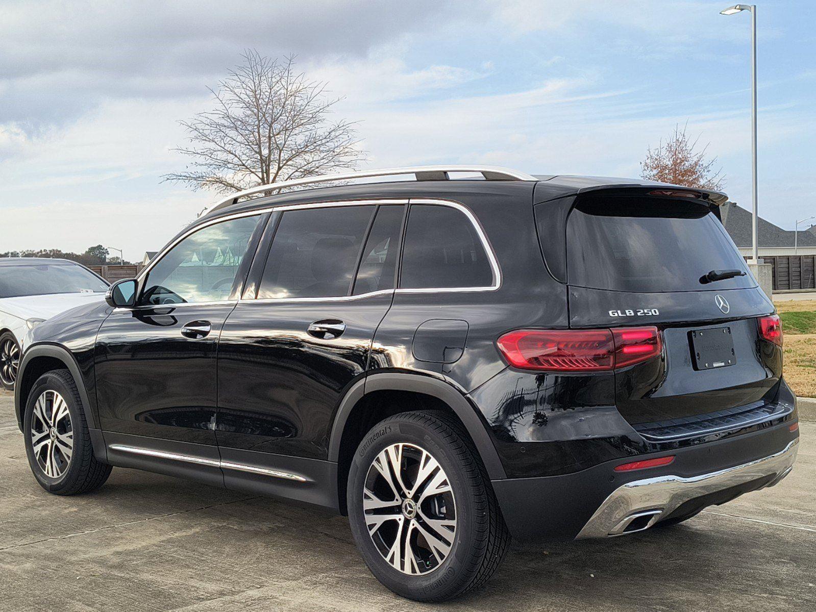 2025 Mercedes Benz GLB 250 photo 3