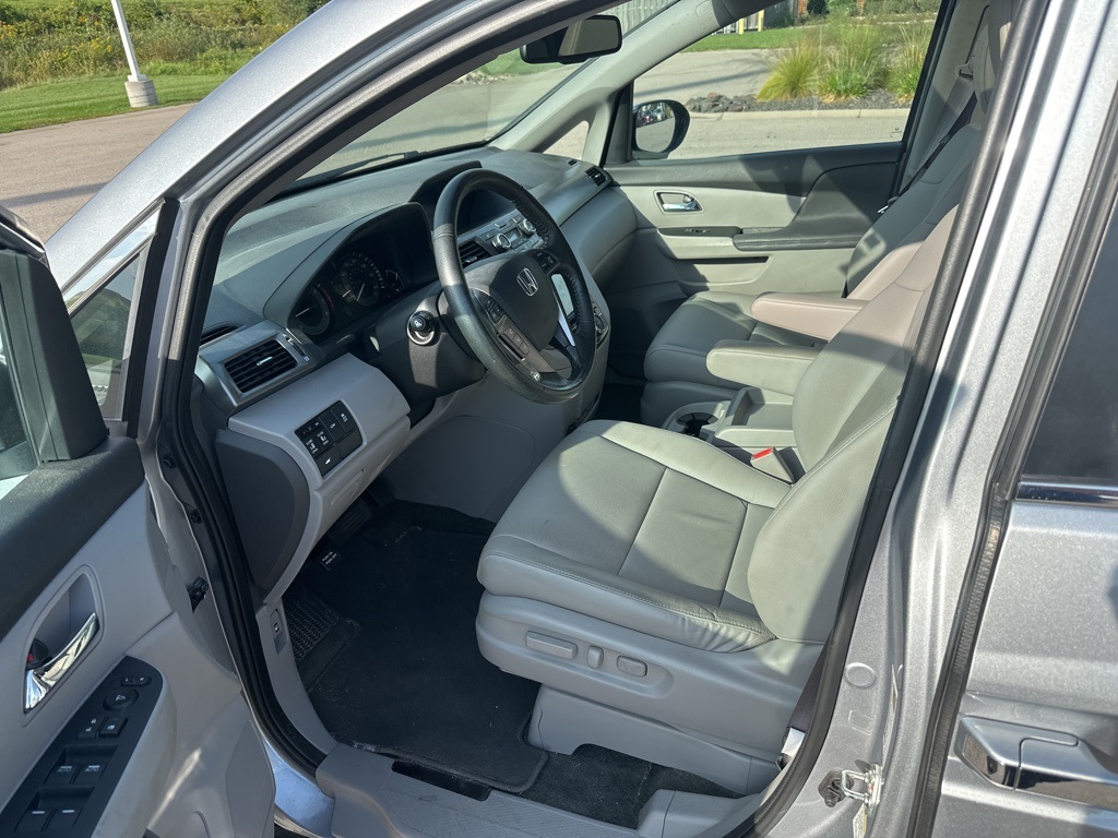 2016 Honda Odyssey EX photo 2
