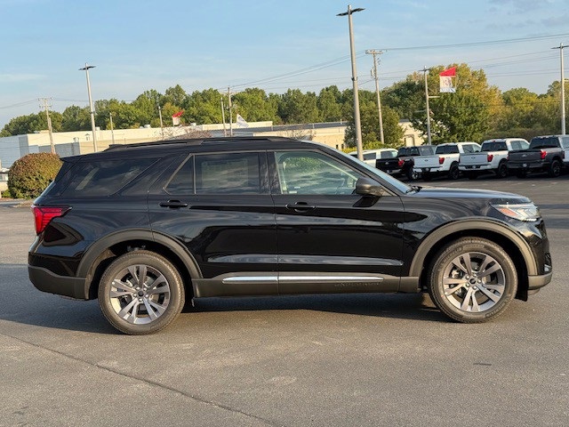 2025 Ford Explorer photo 3