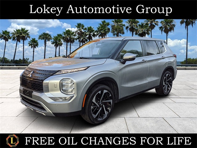 2024 Mitsubishi Outlander SE's photo