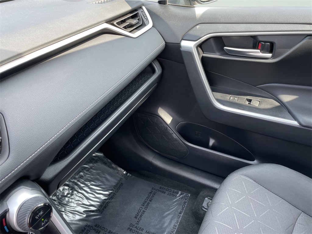2024 Toyota RAV4 XLE photo 21
