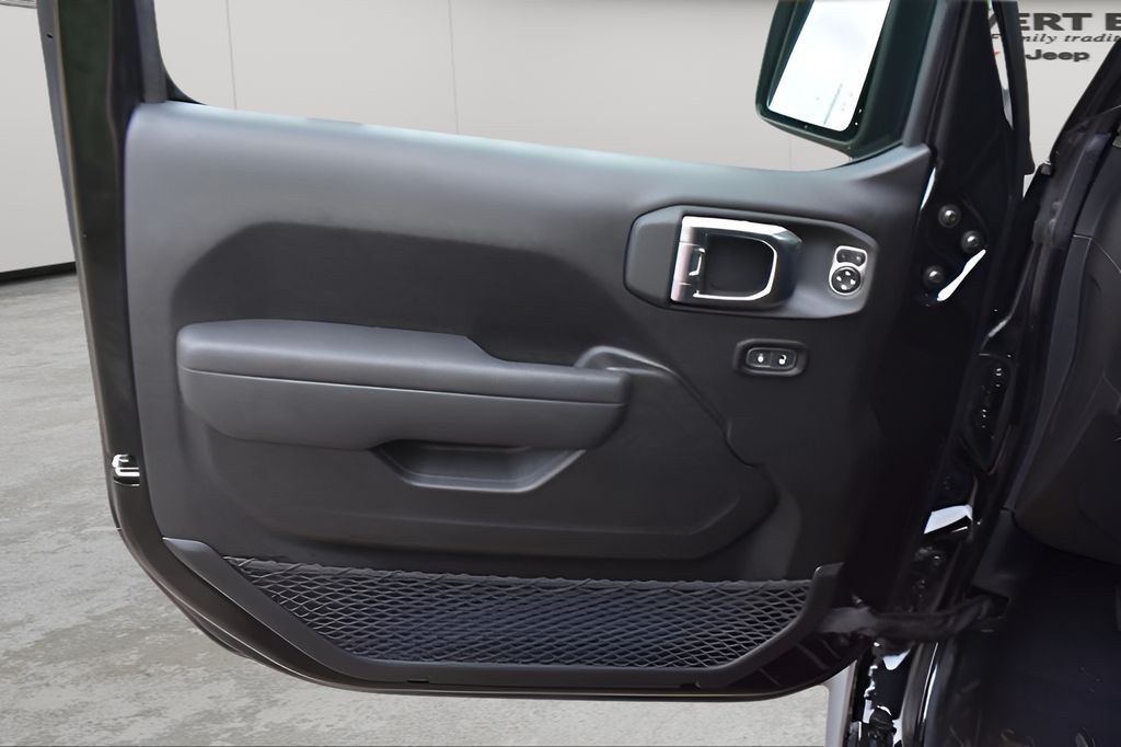 2025 Jeep Gladiator Willys photo 10