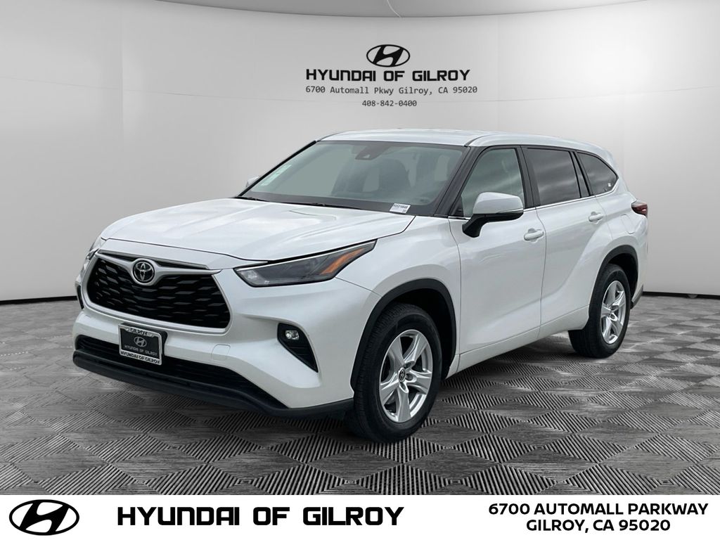 2024 Toyota Highlander LE's photo