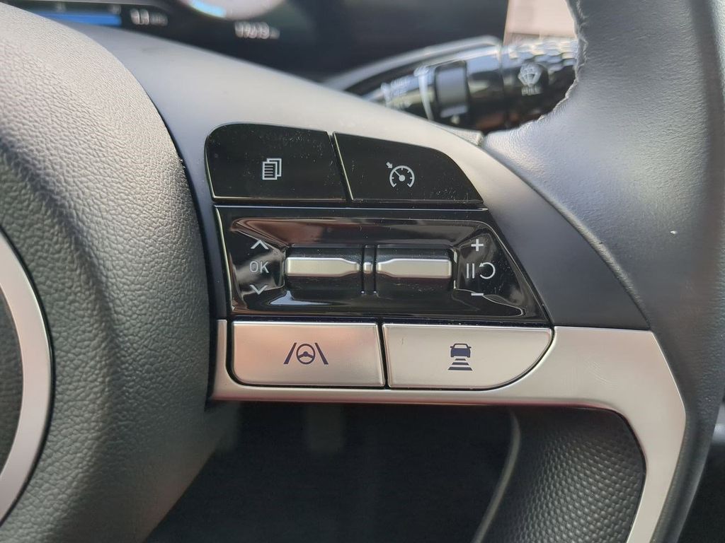2023 Hyundai Elantra SEL photo 22