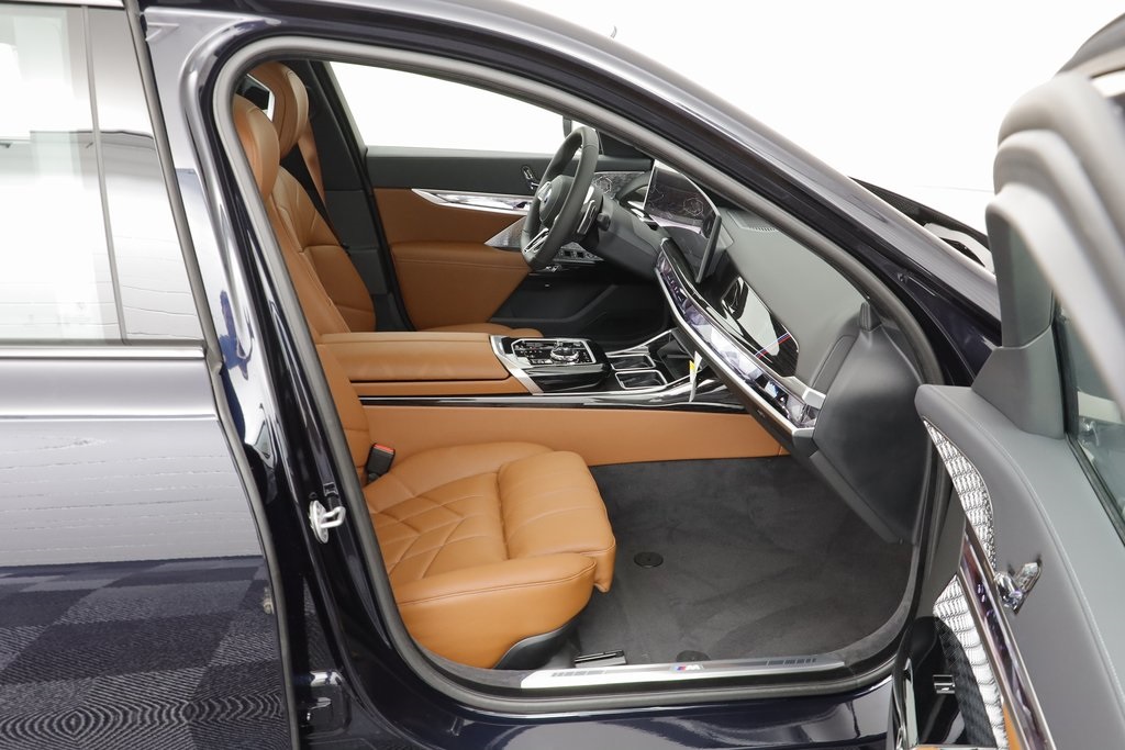 2026 Bmw 750e photo 16