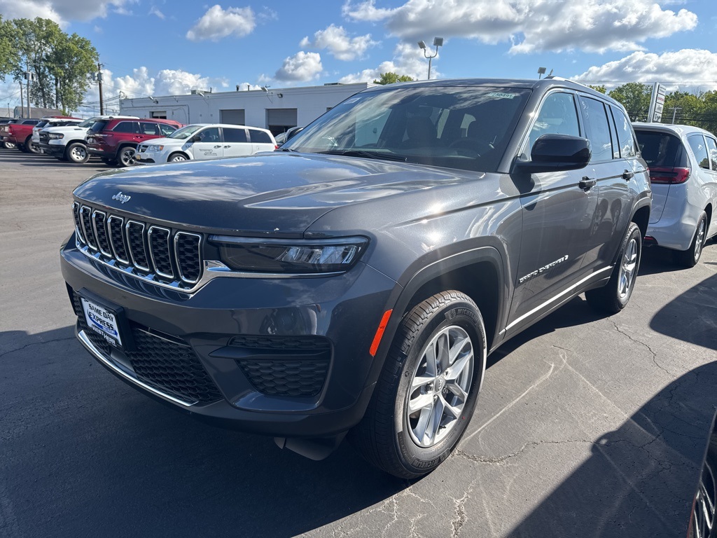 2025 Jeep Grand Cherokee Laredo X photo 3