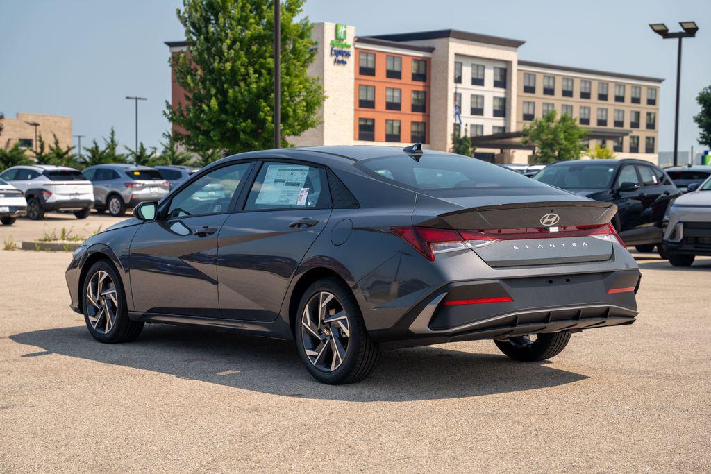 2025 Hyundai Elantra SEL Sport photo 4