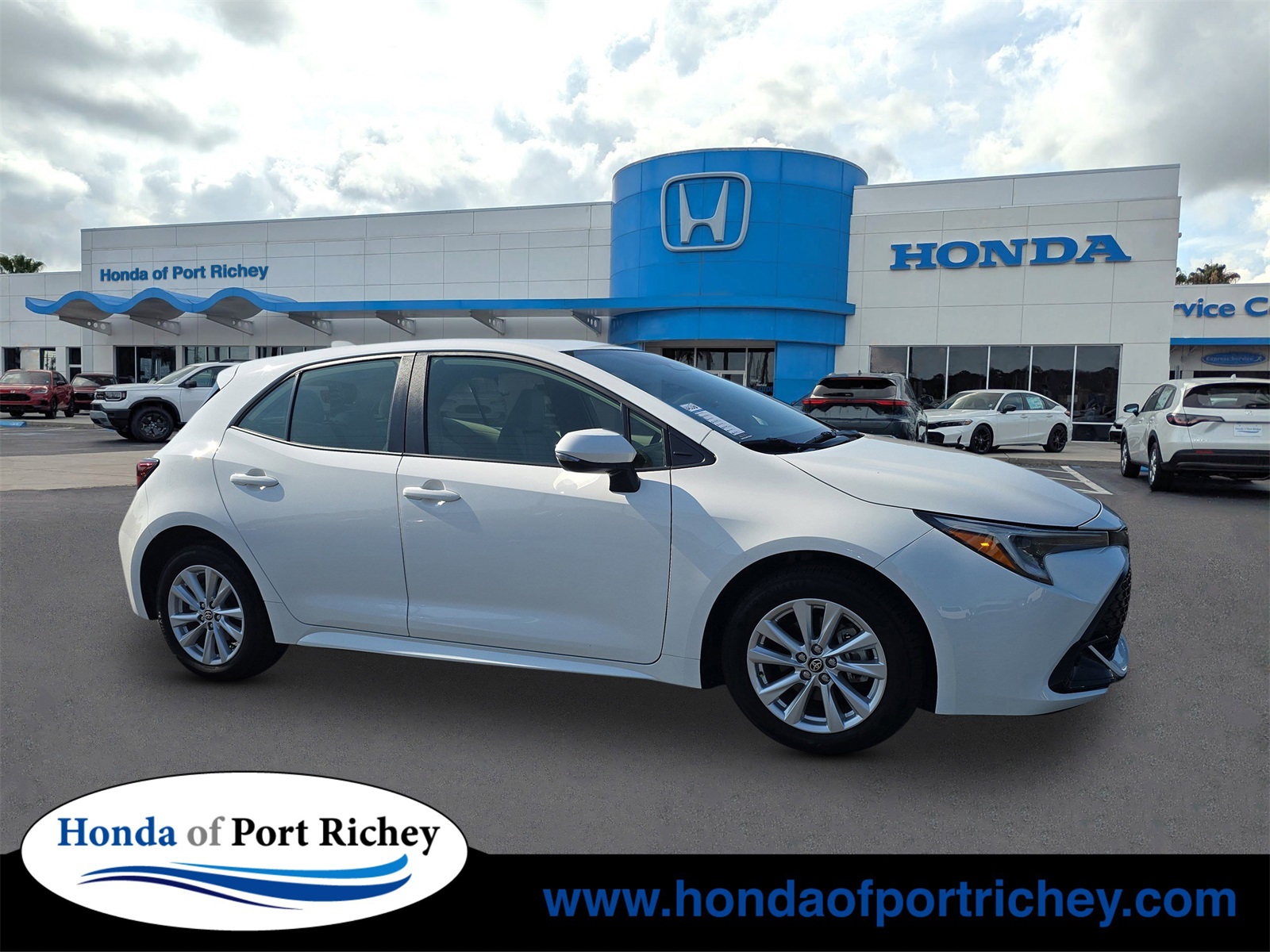 2024 Toyota Corolla Hatchback SE's photo