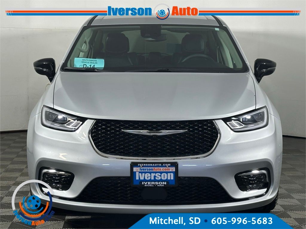 2024 Chrysler Pacifica Touring L photo 2