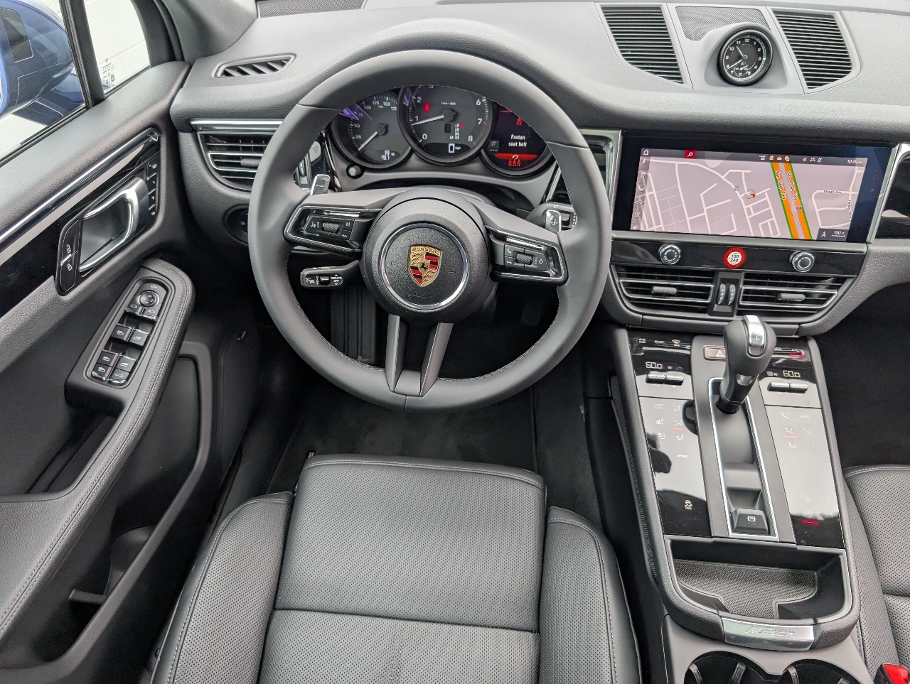 2025 Porsche Macan T photo 18
