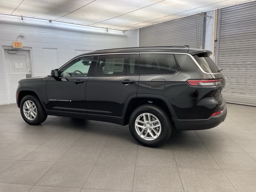2025 Jeep Grand Cherokee Laredo photo 3