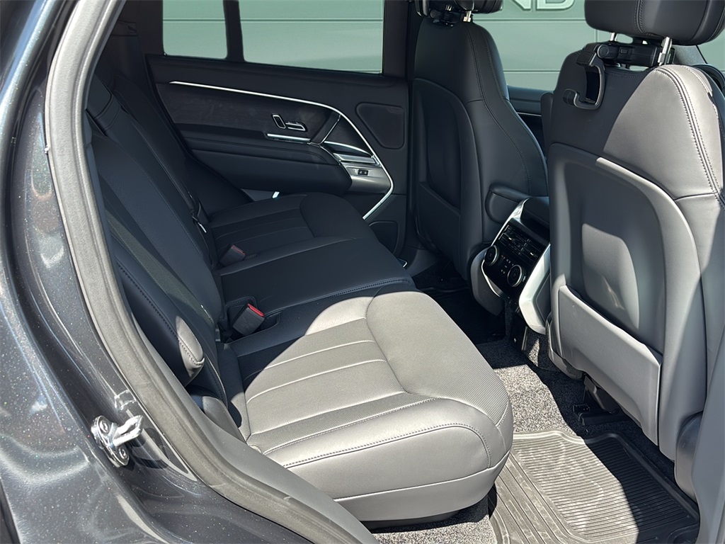 2025 Land Rover Range Rover SE photo 10