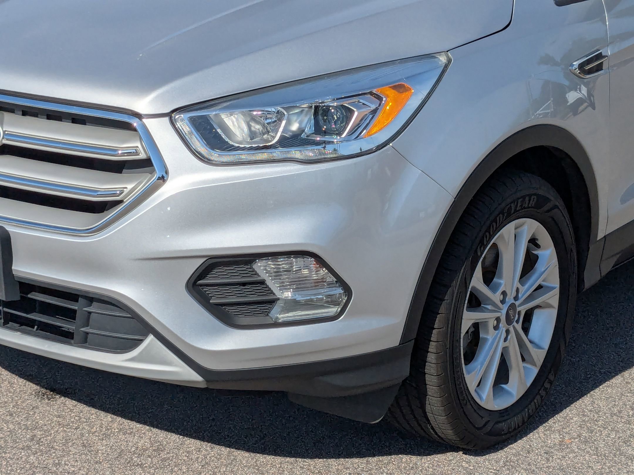 2019 Ford Escape SEL photo 2