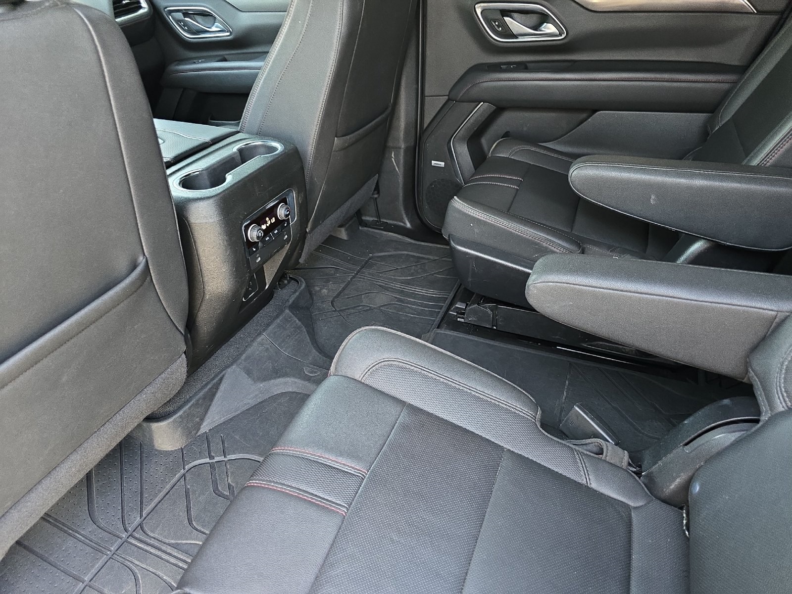 2022 Chevrolet Suburban RST photo 11