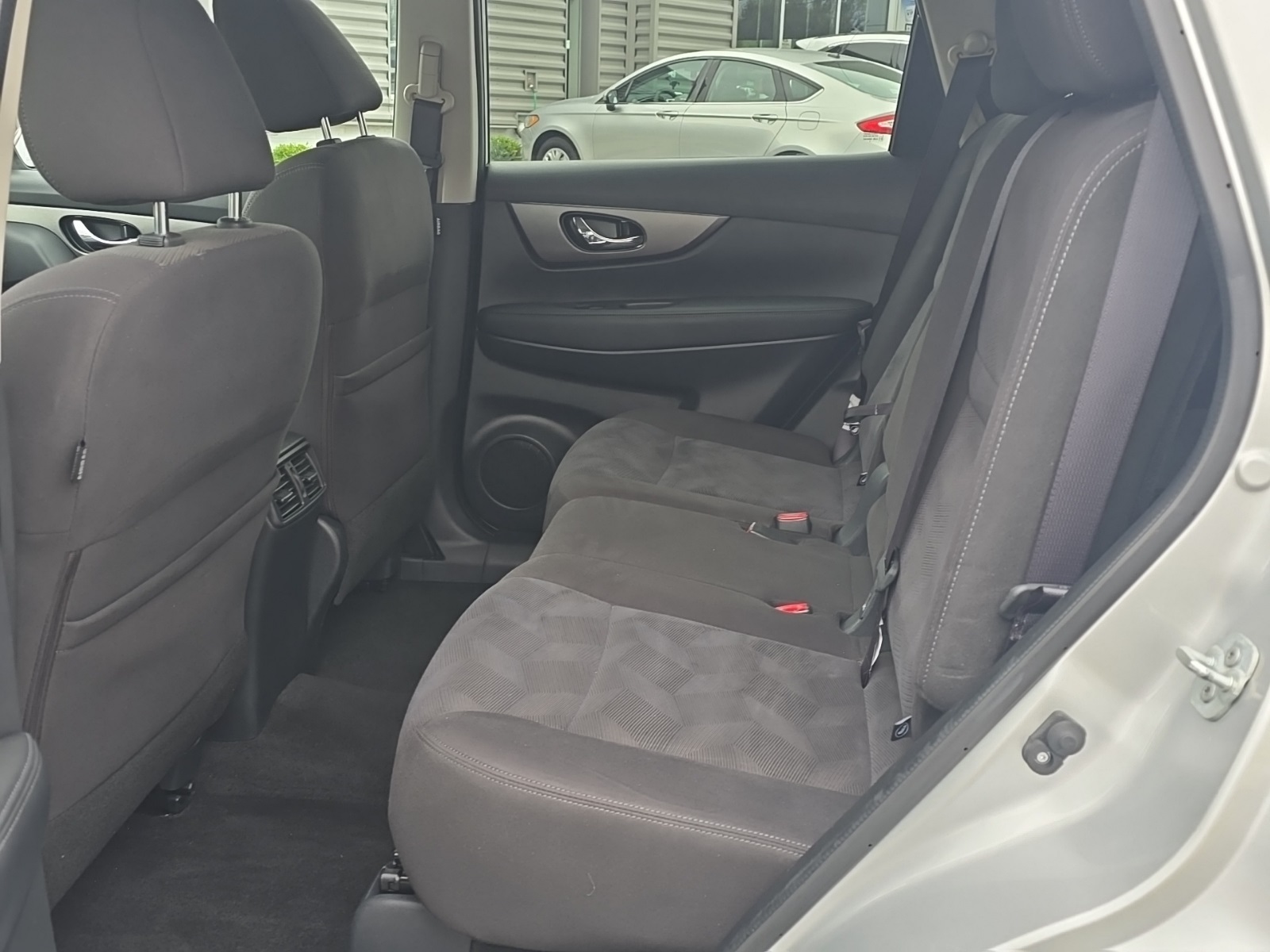 2016 Nissan Rogue SV photo 4