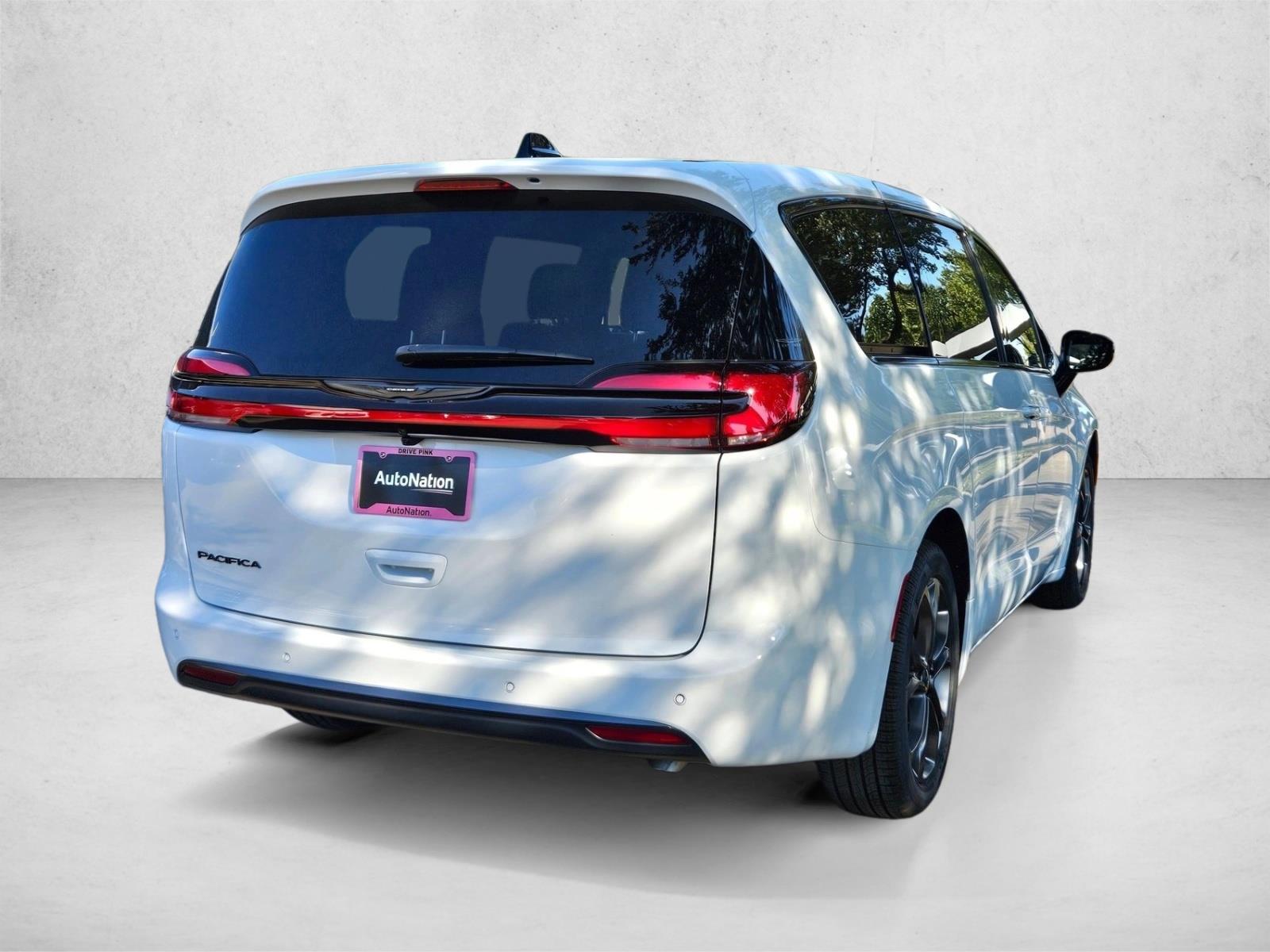 2026 Chrysler Pacifica photo 2
