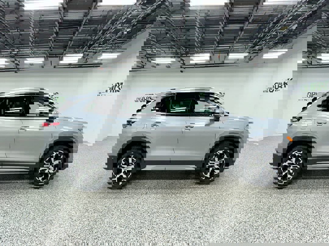 2025 Volkswagen Tiguan SE photo 3