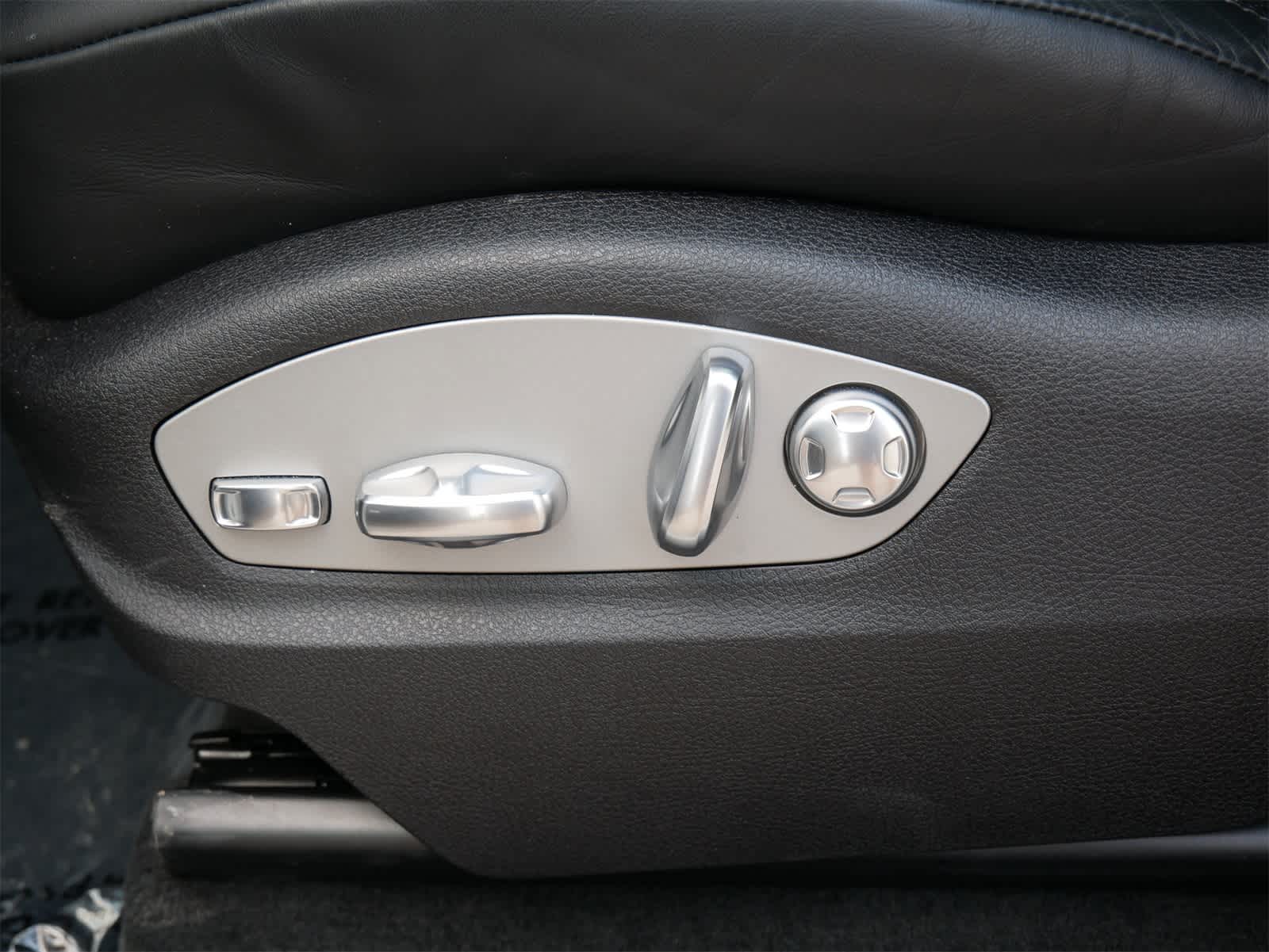 2024 Porsche Macan T photo 11