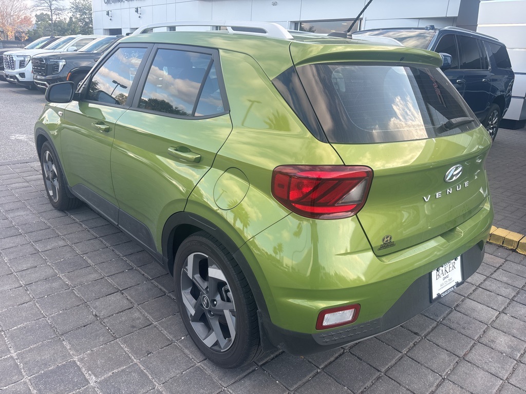 2023 Hyundai Venue SEL photo 2