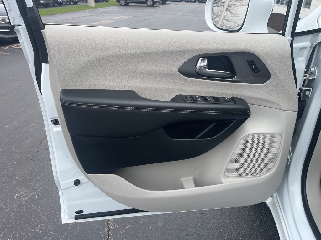 2022 Chrysler Pacifica Touring L photo 25