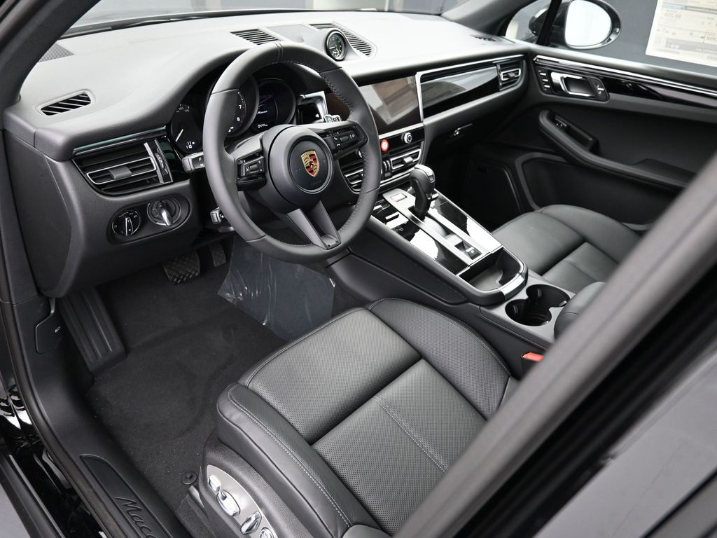 2026 Porsche Macan T photo 3