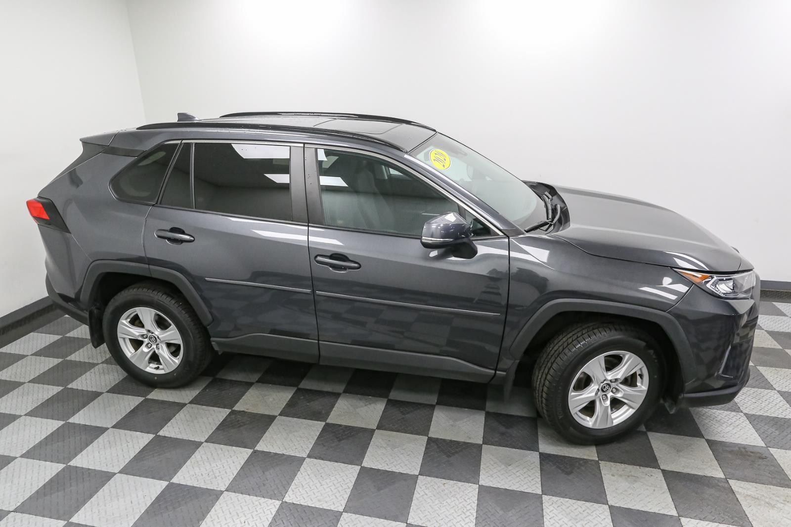 2020 Toyota RAV4 XLE photo 4