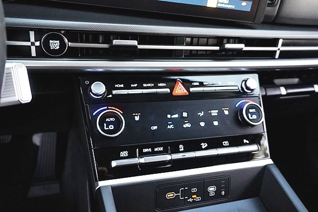 Used 2025 Green Hyundai SEL image 28