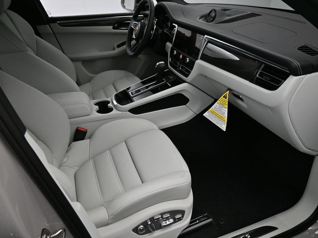 2026 Porsche Macan GTS photo 8