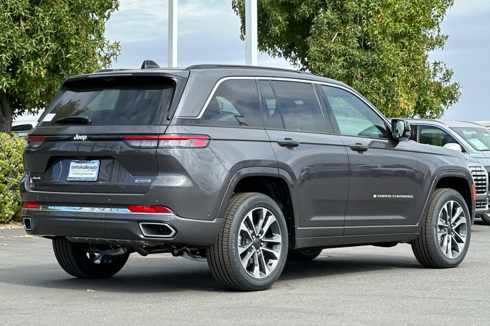 2025 Jeep Grand Cherokee Overland photo 4
