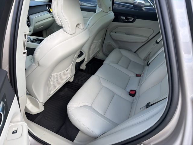 2025 Volvo XC60 B5 photo 10