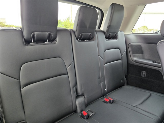 2025 Nissan Pathfinder Platinum photo 13
