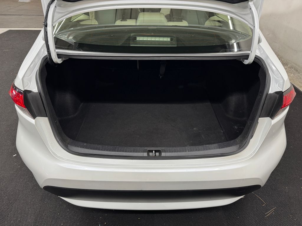 2022 Toyota Corolla LE photo 6