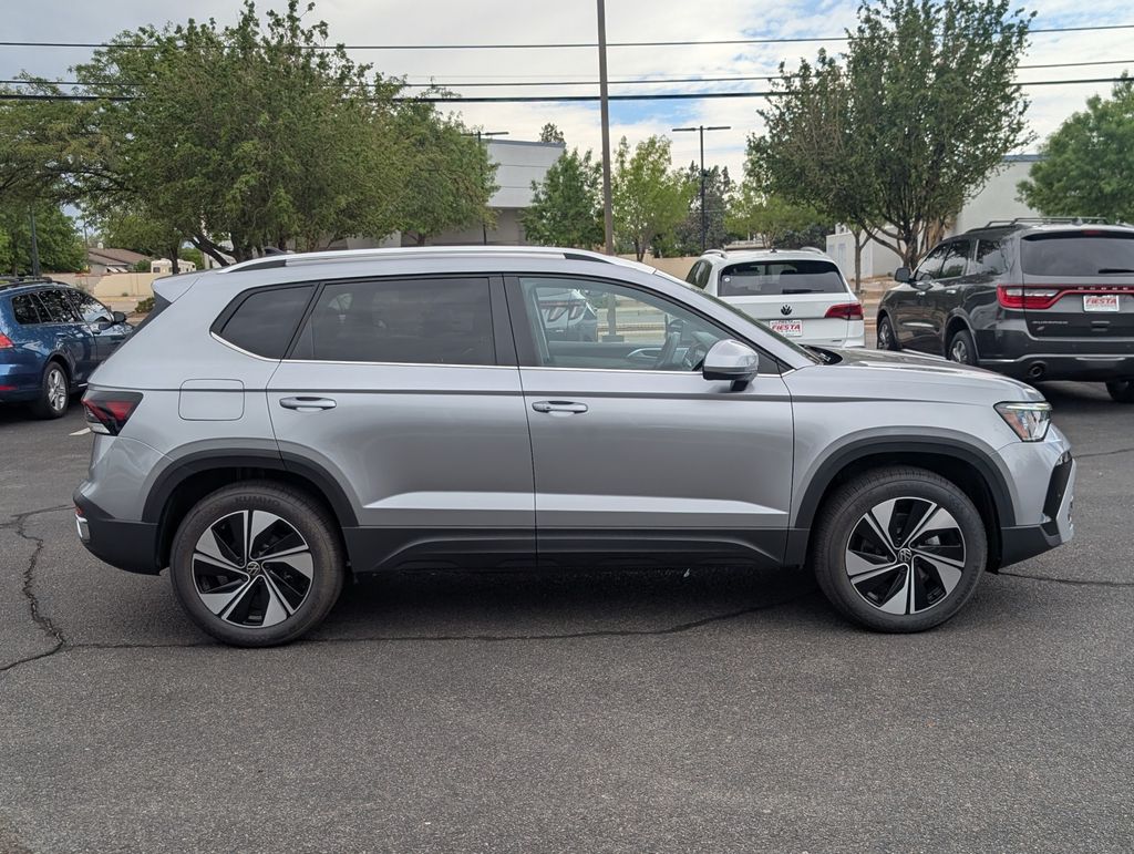 2025 Volkswagen Taos SE photo 4