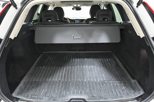 2022 Volvo XC60 B5 Momentum photo 19