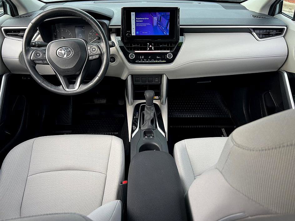 2023 Toyota Corolla Cross LE photo 6
