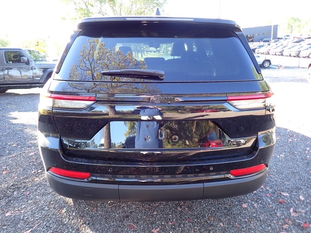 2025 Jeep Grand Cherokee Altitude photo 4