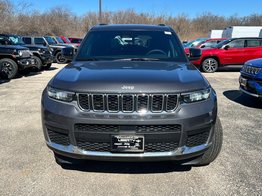 2025 Jeep Grand Cherokee Laredo X photo 3