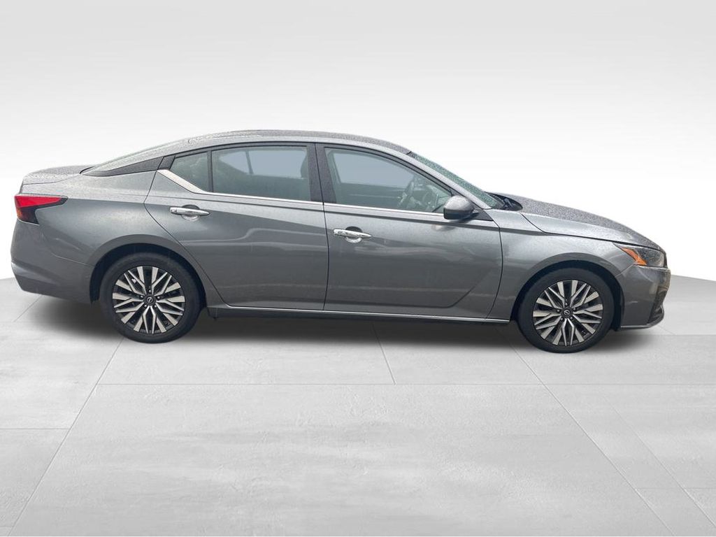 2023 Nissan Altima 2.5 SV photo 4