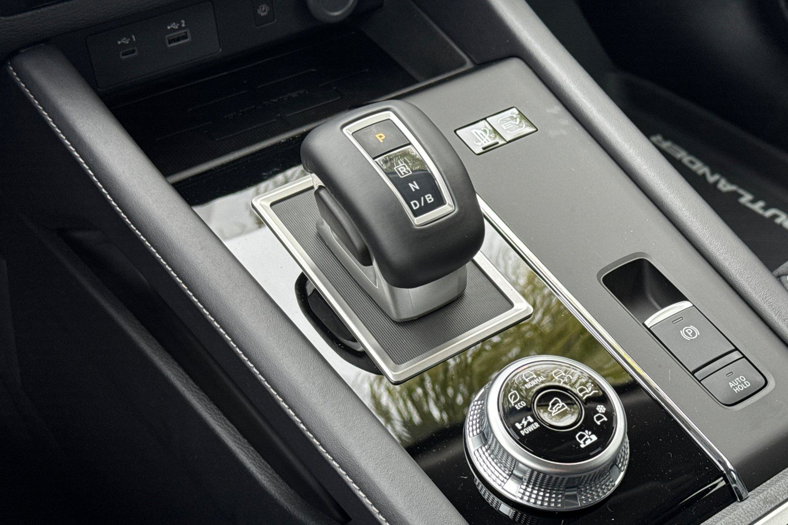 2025 Mitsubishi Outlander PHEV SE photo 18