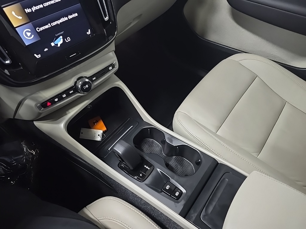 2022 Volvo XC40 Momentum photo 25