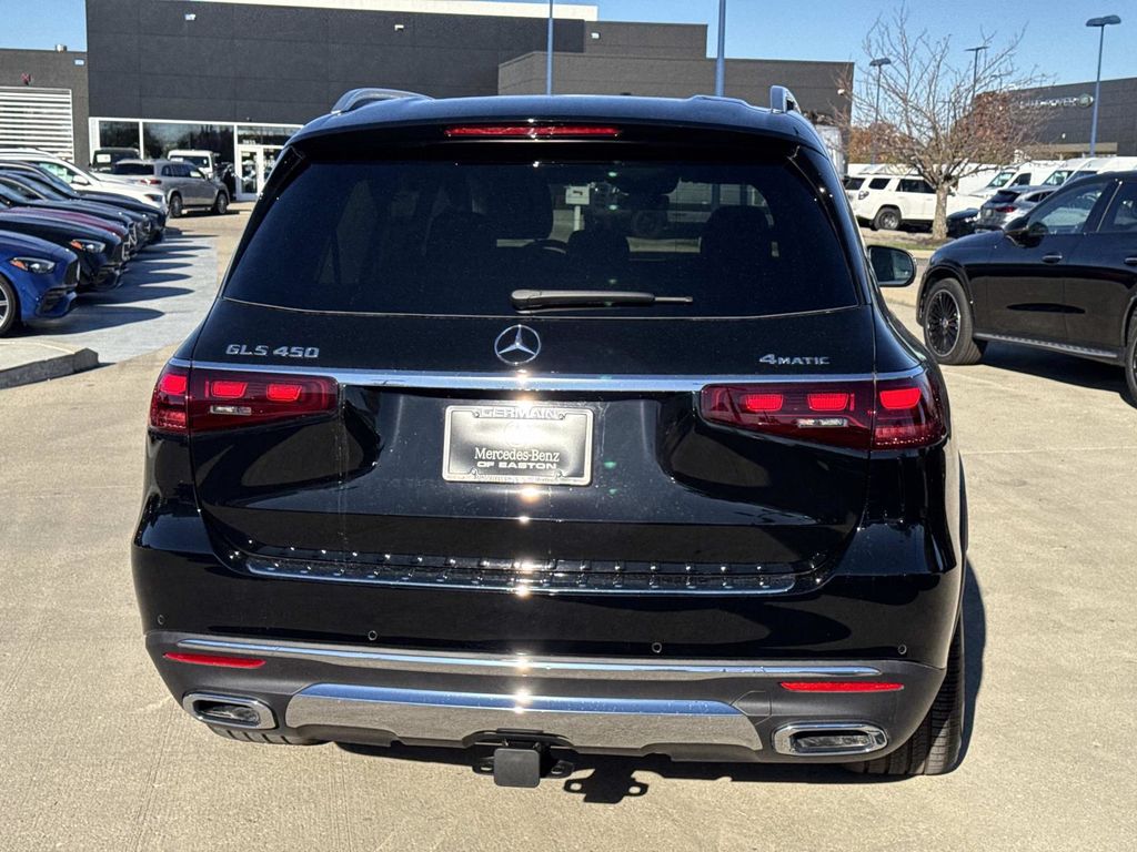 2026 Mercedes Benz GLS 450 4MATIC photo 4